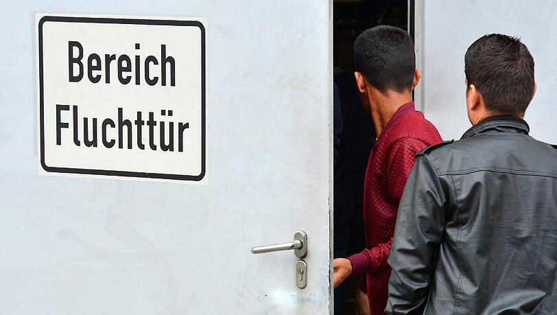 Eine Alternative, um dem massiven Zustrom an Flüchtlingen Herr zu werden,
wären laut Experten Tageskontingente je nach Aufnahmekapazität. Eine Alternative, um dem massiven Zustrom an Flüchtlingen Herr zu werden,
wären laut Experten Tageskontingente je nach Aufnahmekapazität.
