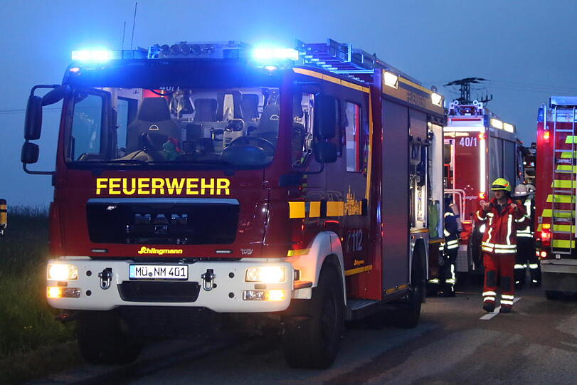 Ein Feuer hat die Lagerhalle komplett vernichtet. Die Bilder.