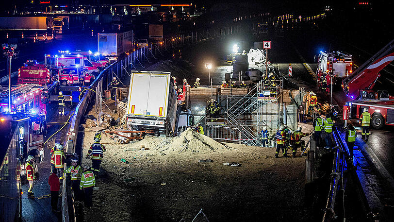 Der Laster krachte in einen Tunneleingang - die Rettungsarbeiten dauerten bis in die Morgenstunden.