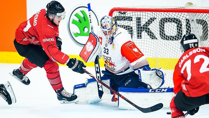 Münchens Goalie Danny aus den Birken (Mitte) im Duell mit Frölundas Samuel Fagemo (links).