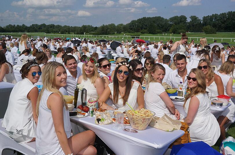 Die Bilder vom White Dinner am Sonntag in Riem.