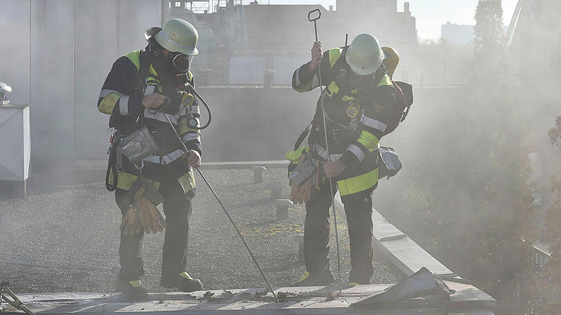 Bilder vom Feuerwehreinsatz in der Schwabinger Hesseloherstraße. Hier geriet Dämmmaterial in Brand, die Einsatzkräfte waren stundenlang im Einsatz.