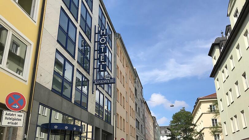 Das Hotel Königswache in der Steinheilstraße 7: Vor einem Jahr begann hier eine Kernsanierung. Seither steht die Baustelle still und das Haus leer. Das Hotel Königswache in der Steinheilstraße 7: Vor einem Jahr begann hier eine Kernsanierung. Seither steht die Baustelle still und das Haus leer.