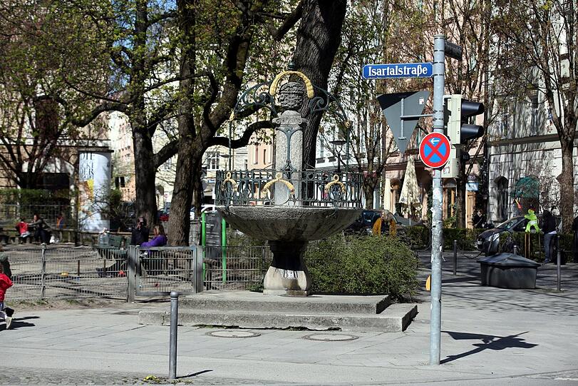 Der 1908 gestiftete Roecklbrunnen am gleichnamigen Platz (seit 1915).