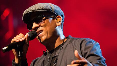 Der deutsche Sänger Xavier Naidoo steht auf der Bühne.