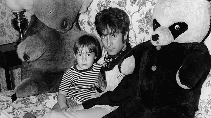 1. Januar 1968: John Lennon mit seinem Sohn Julian.