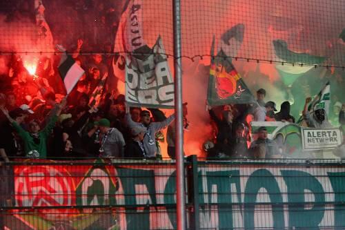 Nicht alle Bremer Fans in St. Etienne waren so friedlich. Sogar Leuchtkugeln flogen. Manager Allofs will Stadionverbote verhängen, wenn die Täter ermittelt sind.