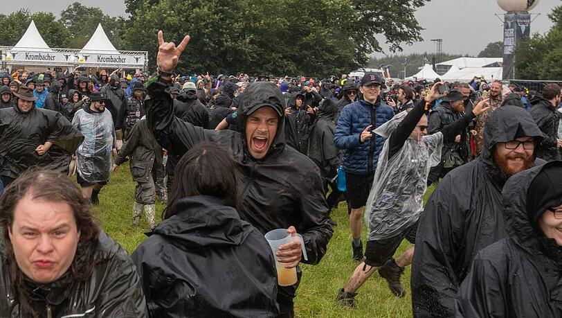 Bereits am Donnerstagnachmittag regnete es auf dem Wacken Open Air in Strömen.