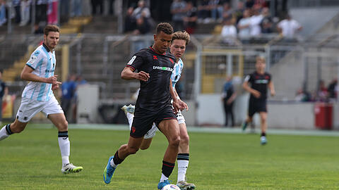 Marcel Costly im Duell mit Siemen Voet.