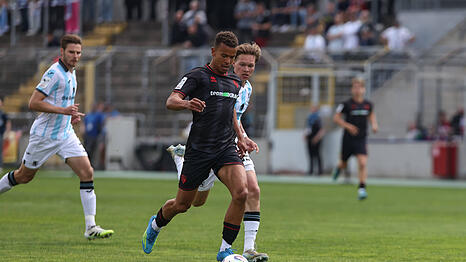 Marcel Costly im Duell mit Siemen Voet.