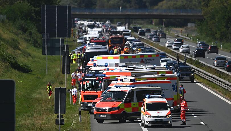 Während der Unfallaufnahme am Sonntag war die Fahrbahn teilweise voll gesperrt. Während der Unfallaufnahme am Sonntag war die Fahrbahn teilweise voll gesperrt.