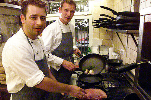 Sie sind die Besten in Nürnberg: Die Küchenmeister Andree Köthe (r.) und Yves Ollech vom Restaurant &bdquo;Essigbrätlein&ldquo;.