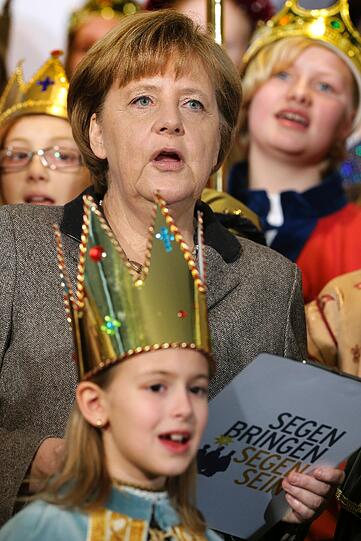 Bundeskanzlerin Angela Merkel hat Sternsinger im Kanzleramt empfangen. Die Sternsinger bringen seit 1984 ihren Segen "Christus mansionem benedicat" ("Christus segne dieses Haus") ins Kanzleramt.