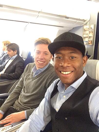 Mitchell Weiser (l.) und David Alaba haben gute Laune im Flugzeug.
