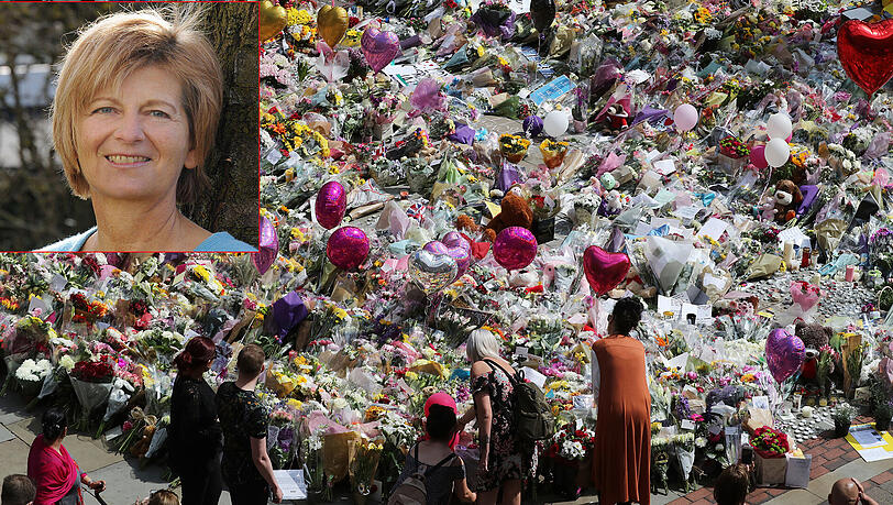 Ein Meer aus Blumen, Kränzen und Kerzen zum Zeichen der Trauer. Expertin Iris Wolfinger (kl. Bild) im AZ-Interview über den Umgang mit dem Terror. Ein Meer aus Blumen, Kränzen und Kerzen zum Zeichen der Trauer. Expertin Iris Wolfinger (kl. Bild) im AZ-Interview über den Umgang mit dem Terror.