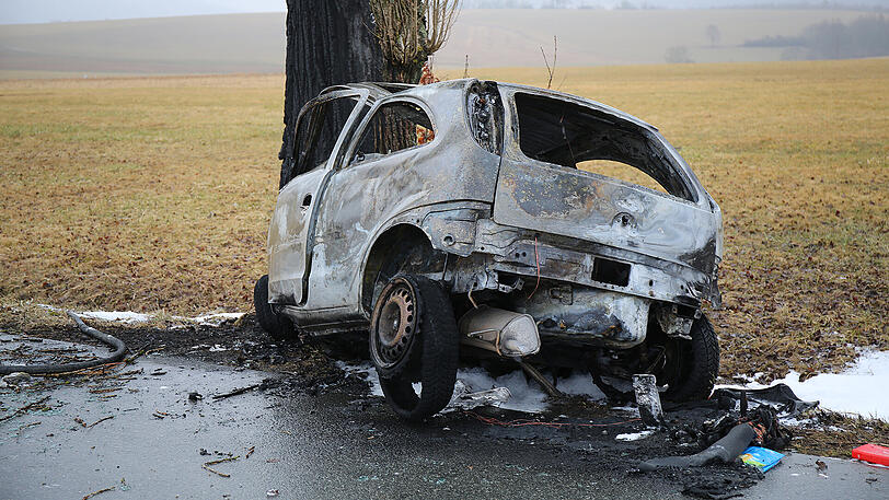 Das Auto ist vollkommen ausgebrannt, der Fahrer tot. Die Feuerwehr konnte nichts mehr für ihn tun.