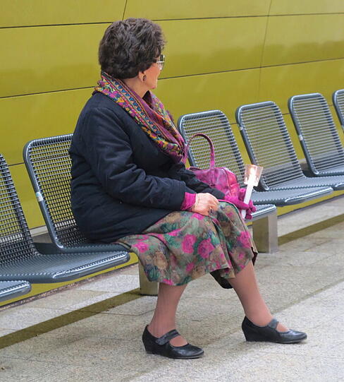Eine ältere Dame auf dem Heimweg von der Demo.