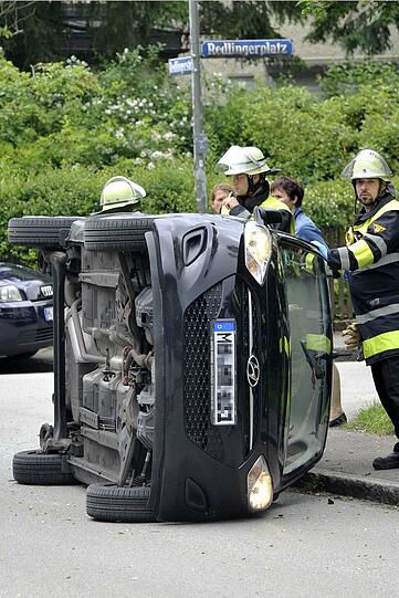 Der Kleinwagen liegt quer, die Fahrerin wurde leicht verletzt.