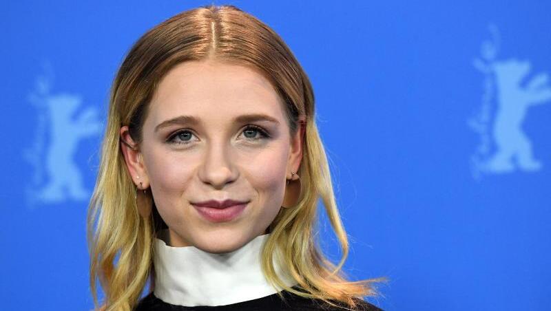 Die Schauspielerin Lena Klenke nimmt auf der Berlinale an einem Fototermin teil. Foto: Maurizio Gambarini/dpa Die Schauspielerin Lena Klenke nimmt auf der Berlinale an einem Fototermin teil. Foto: Maurizio Gambarini/dpa