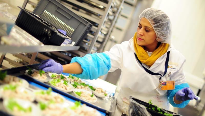 Eine Mitarbeiterin der LGS Sky Chefs am Flughafen in Frankfurt dekoriert Bord-Mahlzeiten. Derzeit gibt es bei Lufthansa Verpflegungs-Engpässe auf Kurzstrecken. Eine Mitarbeiterin der LGS Sky Chefs am Flughafen in Frankfurt dekoriert Bord-Mahlzeiten. Derzeit gibt es bei Lufthansa Verpflegungs-Engpässe auf Kurzstrecken.