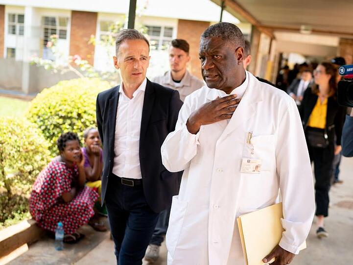 Außenminister Heiko Maas und Denis Mukwege besichtigen das Krankenhaus des Friedensnobelpreisträgers. Mukwege setzt sich für Mädchen und Frauen ein, die Opfer sexualisierter Kriegsgewalt wurden.