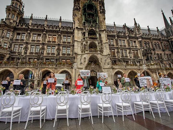 Hochzeitsdienstleister demonstrieren auf dem Marienplatz in München.