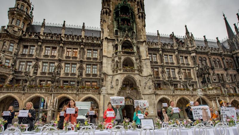 Hochzeitsdienstleister demonstrieren auf dem Marienplatz in München. Hochzeitsdienstleister demonstrieren auf dem Marienplatz in München.