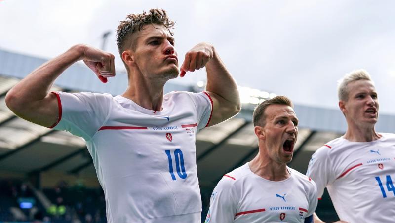 Patrik Schick (l-r) aus Tschechien feiert mit Vladimír Darida und Jakub Jankto nachdem er bei einem Elfmeter die Führung für seine Mannschaft erzielte.