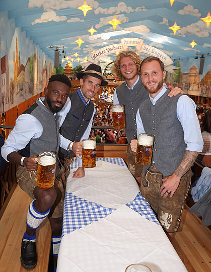 Die Löwen beim traditionellen Wiesn-Besuch im "Himmel der Bayern", dem Hacker-Pschorr-Festzelt.