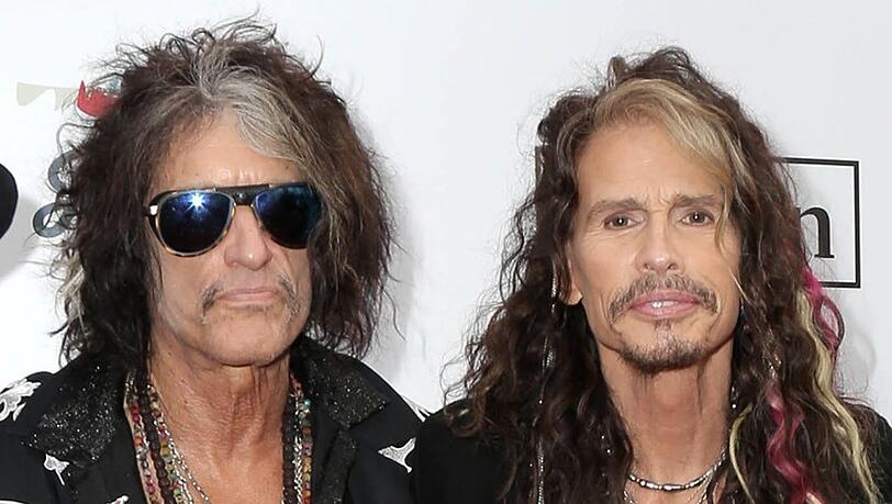 Joe Perry und Steven Tyler (r.) nahmen stellvertretend für ihre Band Aerosmith die Auszeichnung für ihren Streaming-Rekord entgegen.