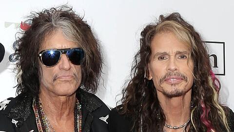 Joe Perry und Steven Tyler (r.) nahmen stellvertretend für ihre Band Aerosmith die Auszeichnung für ihren Streaming-Rekord entgegen.