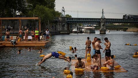 Menschen an der Badestelle Grenelle an der Seine.