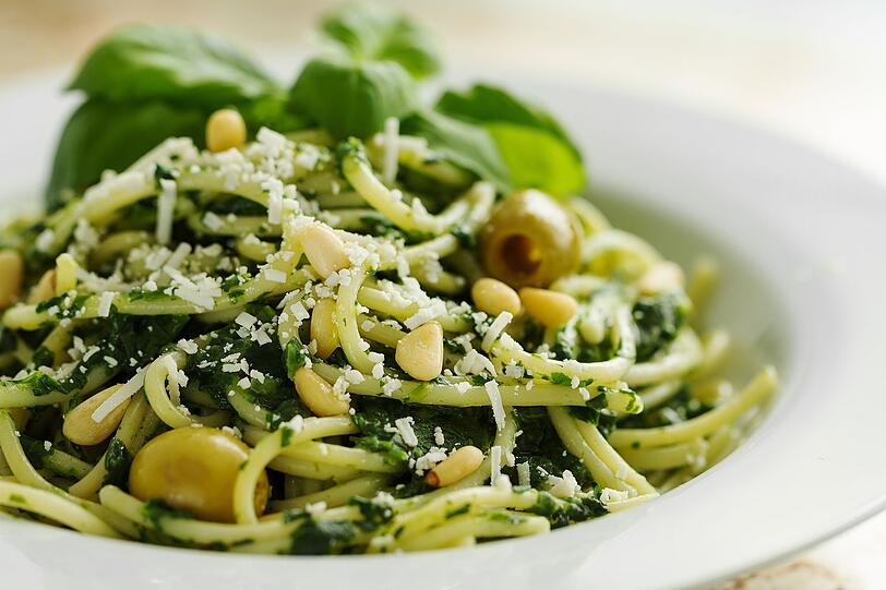 Nudeln kochen und ein halbes Glas Pesto dar&uuml;ber leeren, fertig ist die gesunde Mittags-Mahlzeit. Leider Fehlanzeige: Pesto enth&auml;lt die Fettbomben Parmesan und Pinienkerne. Au&szlig;erdem wird Fertig-Pesto aus dem Supermarkt oft mit billigem Sonnenblumen&ouml;l statt hochwertigem Oliven&ouml;l hergestellt, teilweise werden auch k&uuml;nstliches Aroma und Zucker beigemischt. Pesto selbst herstellen w&auml;re hier definitiv eine Alternative.