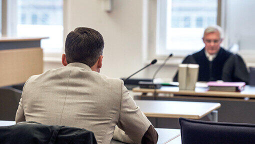 Vor dem Landgericht Regensburg wurde Thomas L. schuldig gesprochen seinen Onkel getötet zu haben. Nun ist er auf der Flucht. Vor dem Landgericht Regensburg wurde Thomas L. schuldig gesprochen seinen Onkel getötet zu haben. Nun ist er auf der Flucht.