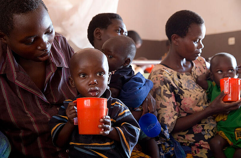 In einem Krankenhaus in der Stadt Ngozi im Norden von Burundi werden unterernährte Kinder mit einer speziellen therapeutischen Milch versorgt
