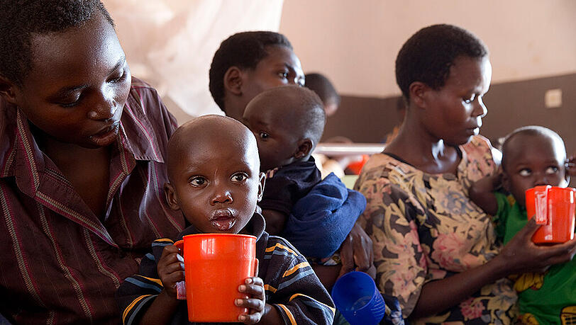 In einem Krankenhaus in der Stadt Ngozi im Norden von Burundi werden unterernährte Kinder mit einer speziellen therapeutischen Milch versorgt In einem Krankenhaus in der Stadt Ngozi im Norden von Burundi werden unterernährte Kinder mit einer speziellen therapeutischen Milch versorgt
