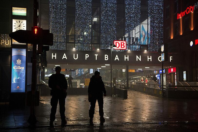 Nach Geheimdienstwarnungen vor einem drohenden Selbstmordanschlag durch IS-Terroristen hat die Polizei am Silvesterabend den Hauptbahnhof in München gesperrt.