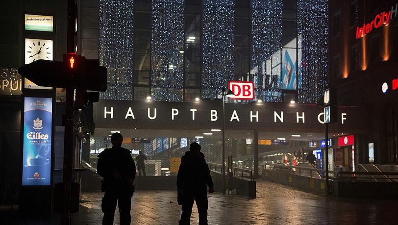 Nach Geheimdienstwarnungen vor einem drohenden Selbstmordanschlag durch IS-Terroristen hat die Polizei am Silvesterabend den Hauptbahnhof in München gesperrt. Nach Geheimdienstwarnungen vor einem drohenden Selbstmordanschlag durch IS-Terroristen hat die Polizei am Silvesterabend den Hauptbahnhof in München gesperrt.