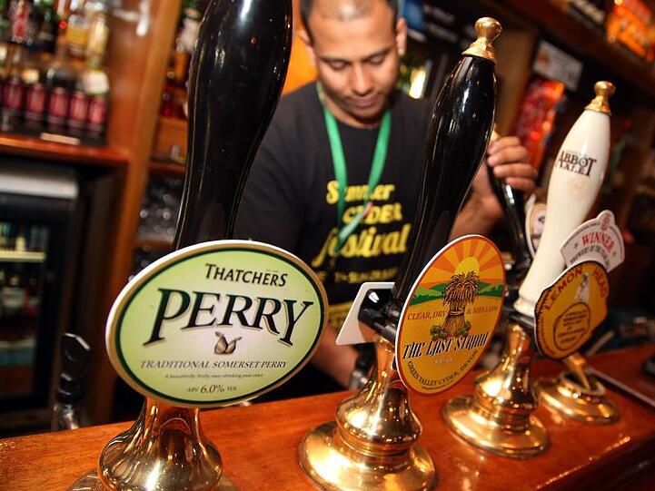In einem Pub in London wird Bier ausgeschenkt.