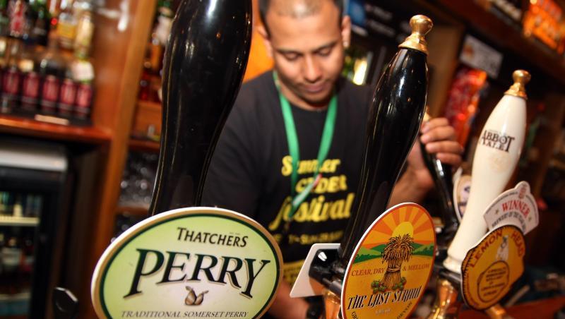 In einem Pub in London wird Bier ausgeschenkt. In einem Pub in London wird Bier ausgeschenkt.