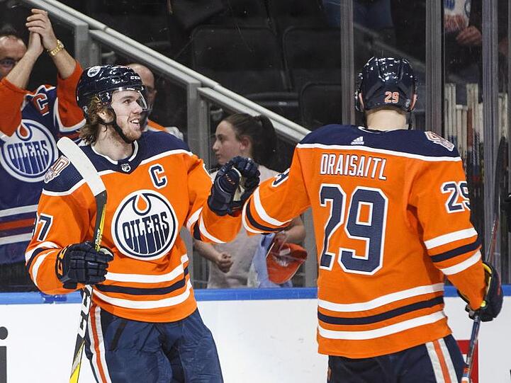 Leon Draisaitl und Connor McDavid feiern einen Treffer der Edmonton Oilers.