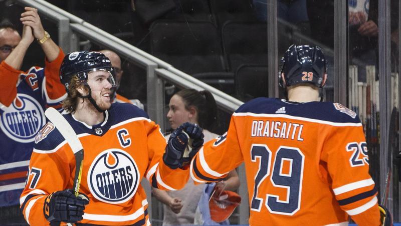 Leon Draisaitl und Connor McDavid feiern einen Treffer der Edmonton Oilers. Leon Draisaitl und Connor McDavid feiern einen Treffer der Edmonton Oilers.