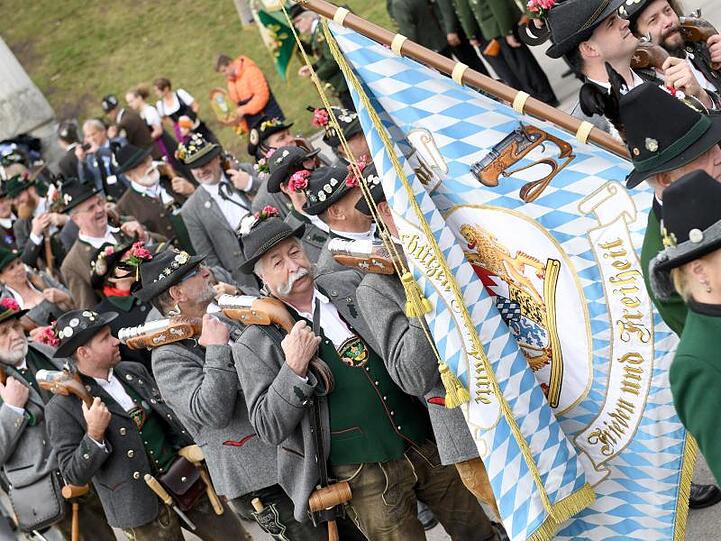 Zug der Böllerschützen.