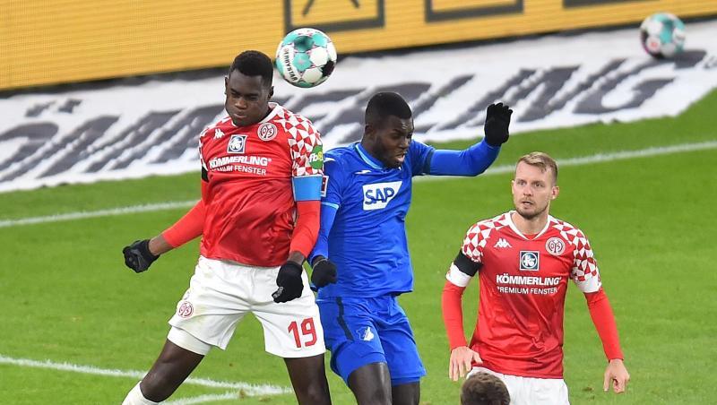 Der Mainzer Moussa Niakhate (l) im Kopfballduell mit Hoffenheims Ihlas Bebou.