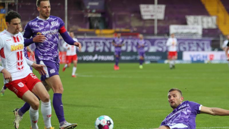 Osnabrücks Timo Beermann (r) im Kampf um den Ball mit Regensburgs Sebastian Stolze (l).