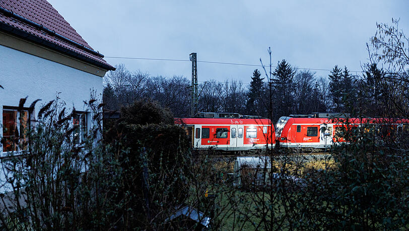 Blick auf die ineinander verkeilten S-Bahnen. Blick auf die ineinander verkeilten S-Bahnen.