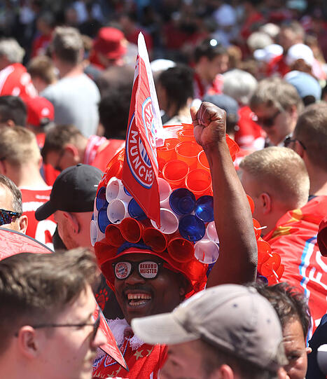 Doch noch Grund zu Feiern: Bayern-Fans feiern den Meistertitel auf dem Marienplatz.