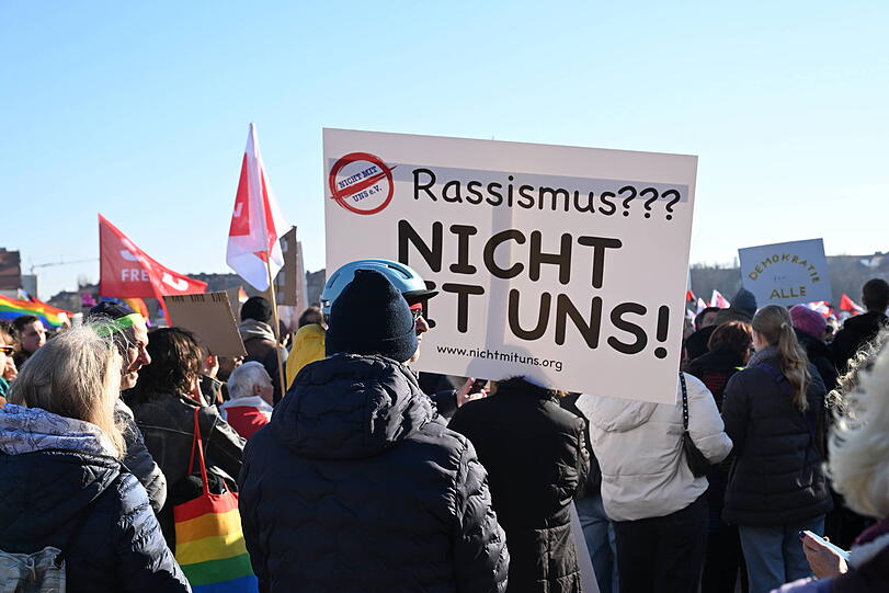 Viele Demonstranten brachten Transparente, Schilder und Fahnen mit.