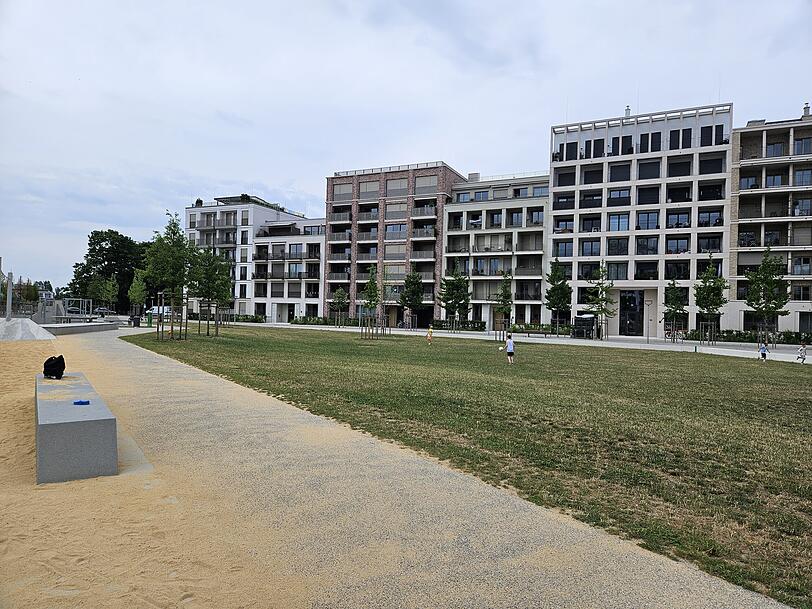 Besonders viel Schatten gibt es in dem Park noch nicht. Bei Hitze kann man sich hier kaum aufhalten. Besonders viel Schatten gibt es in dem Park noch nicht. Bei Hitze kann man sich hier kaum aufhalten.