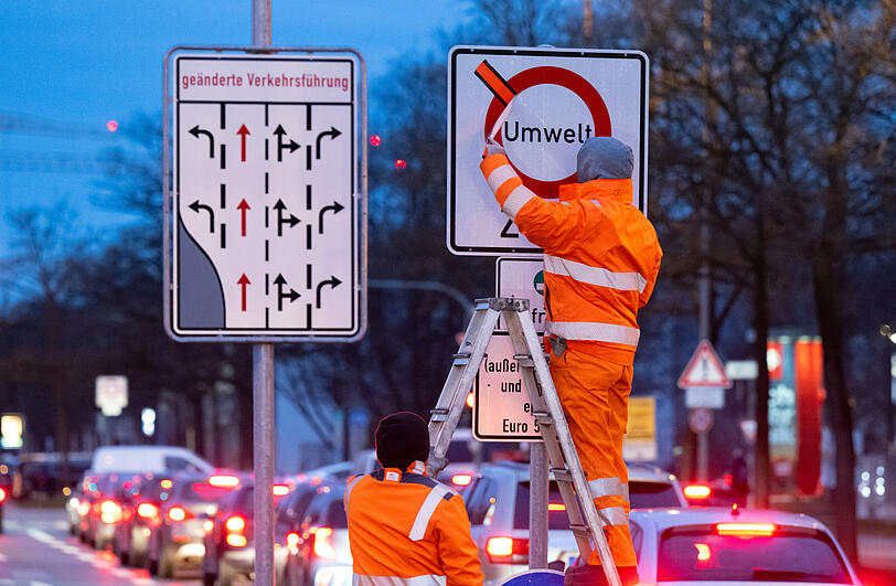 Die erste Maßnahme war ein teilweises Diesel-Fahrverbot. Die erste Maßnahme war ein teilweises Diesel-Fahrverbot.